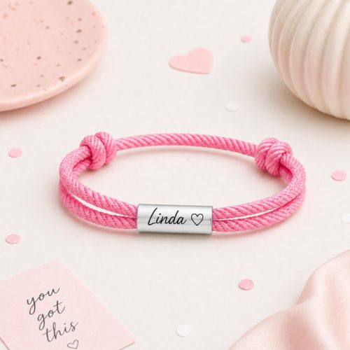 Személyre szabható madzag karkötő névvel és motívummal