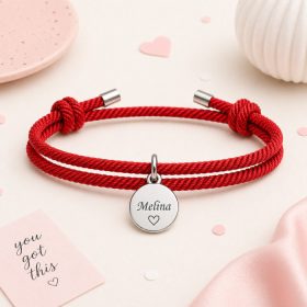   Egyedi gravírozott  madzag karkötő névvel és motívummal