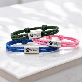   Gravírozott kutyás madzag karkötő névvel, tappancs motívum – egyedi ajándék gazdiknak