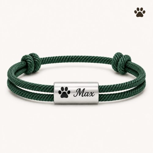 Gravírozott kutyás madzag karkötő névvel, tappancs motívum – egyedi ajándék gazdiknak