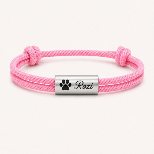 Gravírozott kutyás madzag karkötő névvel, tappancs motívum – egyedi ajándék gazdiknak