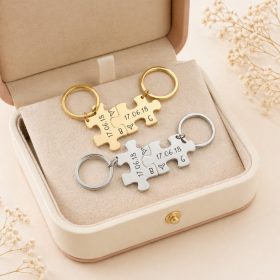   Páros puzzle kulcstartó dátummal és monogrammal – egyedi gravírozott ajándék pároknak