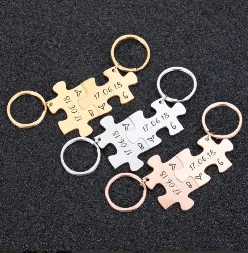 Páros puzzle kulcstartó dátummal és monogrammal – egyedi gravírozott ajándék pároknak