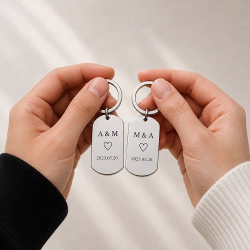 Egyedil páros kulcstartó dátummal és monogrammal