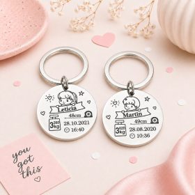   Baba Születési Kulcstartó – Emlékőrző, egyedileg gravírozott - 3 cm medál