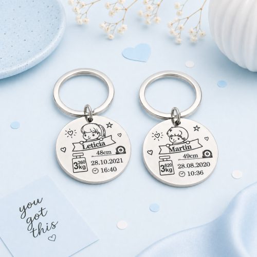 Baba Születési Kulcstartó – Emlékőrző, egyedileg gravírozott - 3 cm medál