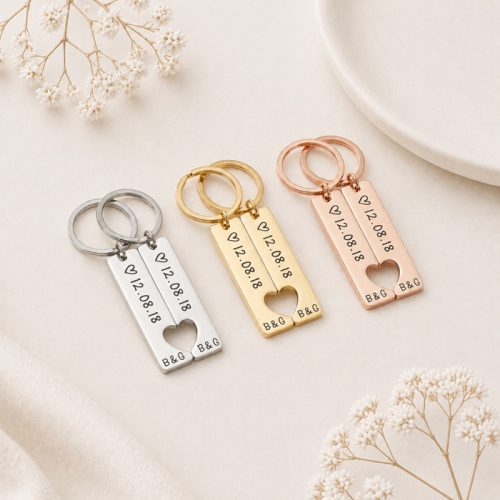 Egyedileg gravírozott páros kulcstartó dátummal és monogrammal