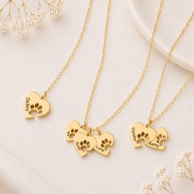   Gravírozott szív nyaklánc kutyamancs mintával – egyedi névvel