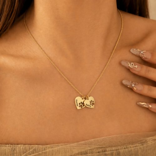 Gravírozott szív nyaklánc kutyamancs mintával – egyedi névvel